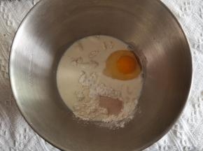 除了黄油和豆沙，其他材料倒入打面桶。盐、糖分开放在两个角落，不要和酵母接触。