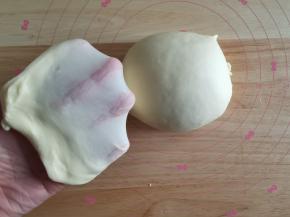 直到面团能扯出结实薄膜。将面团取出。