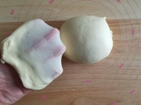 直到面团能扯出结实薄膜。将面团取出。