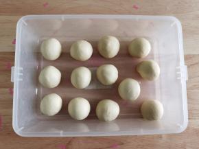 分割成35克一个，折叠收圆后右手握住面团，逆时针略微滚圆即可，盖保鲜膜常温松弛10分钟。