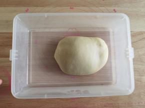 双手握住面团，向外折叠收圆，盖保鲜膜，常温松弛25分钟左右。