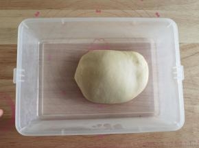 双手握住面团，向外折叠收圆，盖保鲜膜，常温松弛25分钟左右。