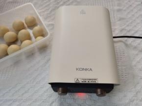 取出康佳早餐机和华夫饼盘。高火预热3分钟。