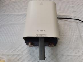 扣上另一面饼盘，手柄处卡扣扣好，防止脱离，放入早餐机，高火4-5分钟，具体看饼的大小和上色情况。