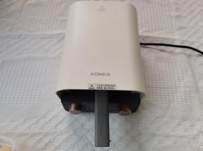 扣上另一面饼盘，手柄处卡扣扣好，防止脱离，放入早餐机，高火4-5分钟，具体看饼的大小和上色情况。