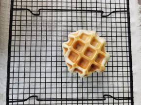 然后取出直接倒在冷凉架上冷凉即可！其余的一样操作。