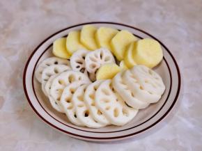 莲藕，土豆去皮洗净切片。