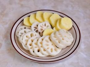 莲藕，土豆去皮洗净切片。