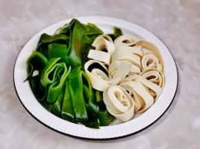 海带，百叶洗净切条。