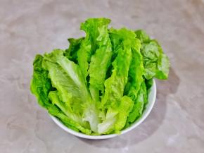 生菜香菜洗净。