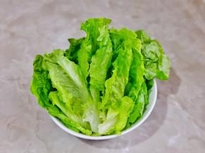 生菜香菜洗净。