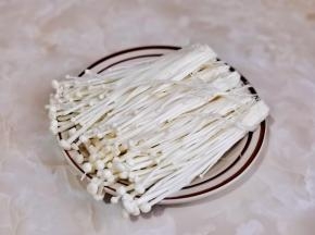 金针菇去根洗净。