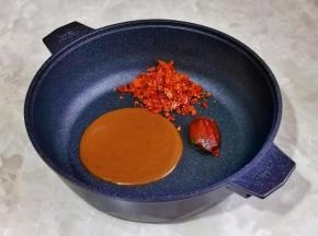 锅中加入火锅蘸料，辣椒酱，辣椒碎。