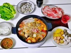 全家福麻辣丸子火锅。