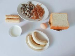 ️香蕉去皮备用。