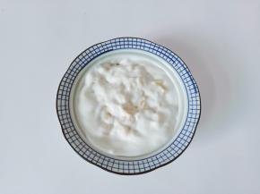 加酸奶拌均匀，鸡蛋打散备用。