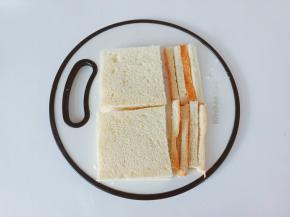 吐司切去四边。