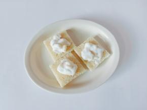 取一小块吐司，抹上香蕉酸奶馅。