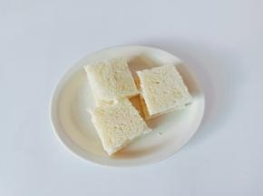 盖上另一个吐司。