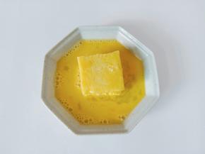 依次在鸡蛋液里翻滚均匀（每个面都要裹上蛋液）