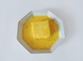 依次在鸡蛋液里翻滚均匀（每个面都要裹上蛋液）