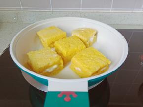 ️平底锅刷少量食用油，开小火放入吐司块煎。