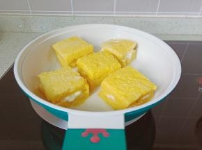 ️平底锅刷少量食用油，开小火放入吐司块煎。
