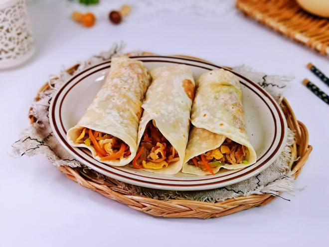 时蔬肉丝蛋卷饼