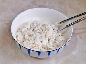盐加入开水中，分次倒入面粉中，搅拌成絮状。（水量可以自己掌握，不同面粉吸水性不同）