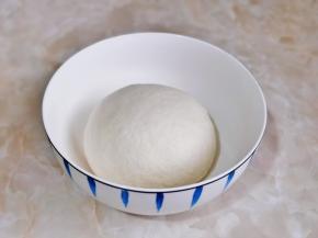 在揉成光滑的面团，盖上保鲜膜醒30分钟。