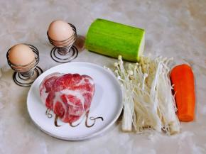 准备时蔬的食材。