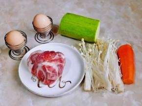 准备时蔬的食材。