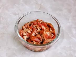 梅花肉洗净切丝，加入料酒，酱油抓拌腌制十分钟。