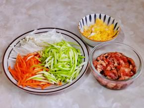 西葫芦胡萝卜切丝，金针菇切段。