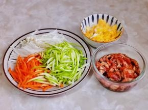 西葫芦胡萝卜切丝，金针菇切段。