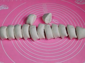 醒好的面团分成等份的小面团。