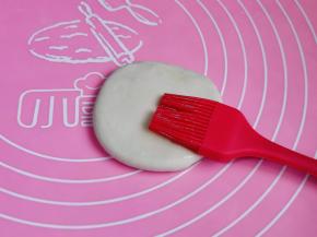 取个面团擀压扁再刷上食用油。