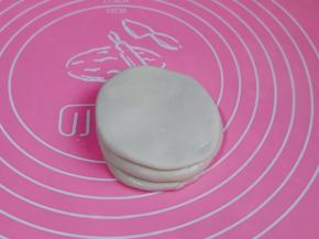 以此类推叠加三块面团。