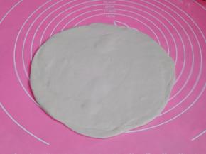 再用擀面杖擀成薄饼。
