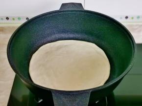 把饼胚放入锅中小火烙。