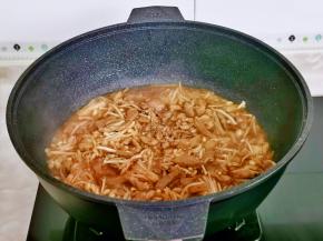 将肉丝与金针菇炒熟。