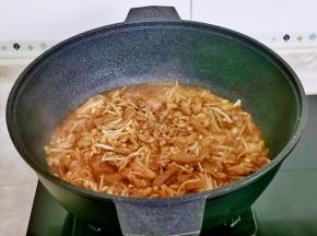 将肉丝与金针菇炒熟。