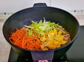 加入胡萝卜丝，西葫芦丝，煎好的蛋，按个人口味调味。
