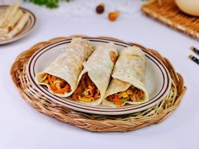 用薄饼上时蔬肉丝炒蛋就可以啦！