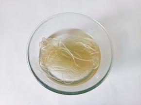 粉丝温水泡发。