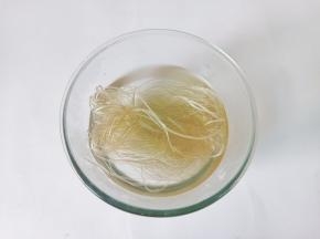 粉丝温水泡发。