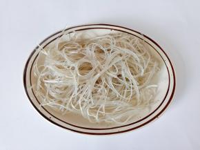 泡发好的粉丝剪小段。