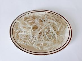 泡发好的粉丝剪小段。