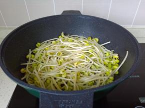 锅里加适量的食用油，油烧热放入豆芽翻炒。
