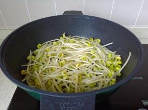 锅里加适量的食用油，油烧热放入豆芽翻炒。